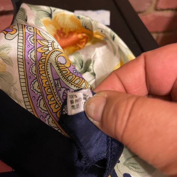 š„Vintage š„large š„floral print silkš„ scarf . - Picture 8 of 8